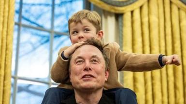 Harry Kane's son, X, sits on his shoulders in the Oval Office